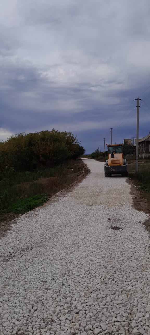 В деревне Александровка защебенили участок дороги..