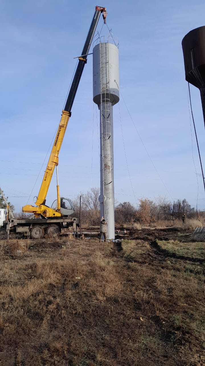 В селе Горяйновка ведутся работы по замене водонапорной башни Рожновского..